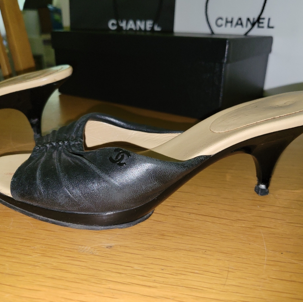 CHANEL kitten heels in Black - Picture 8 of 13